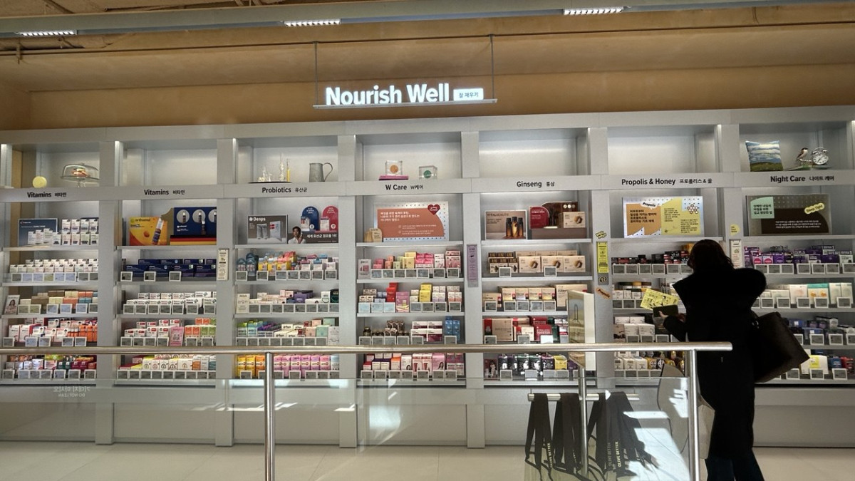 ▲올리브베러 1호점 2층에 마련된 '잘 케어하기'존에 영양제 등이 진열돼 있다. (사진=연희진 기자)