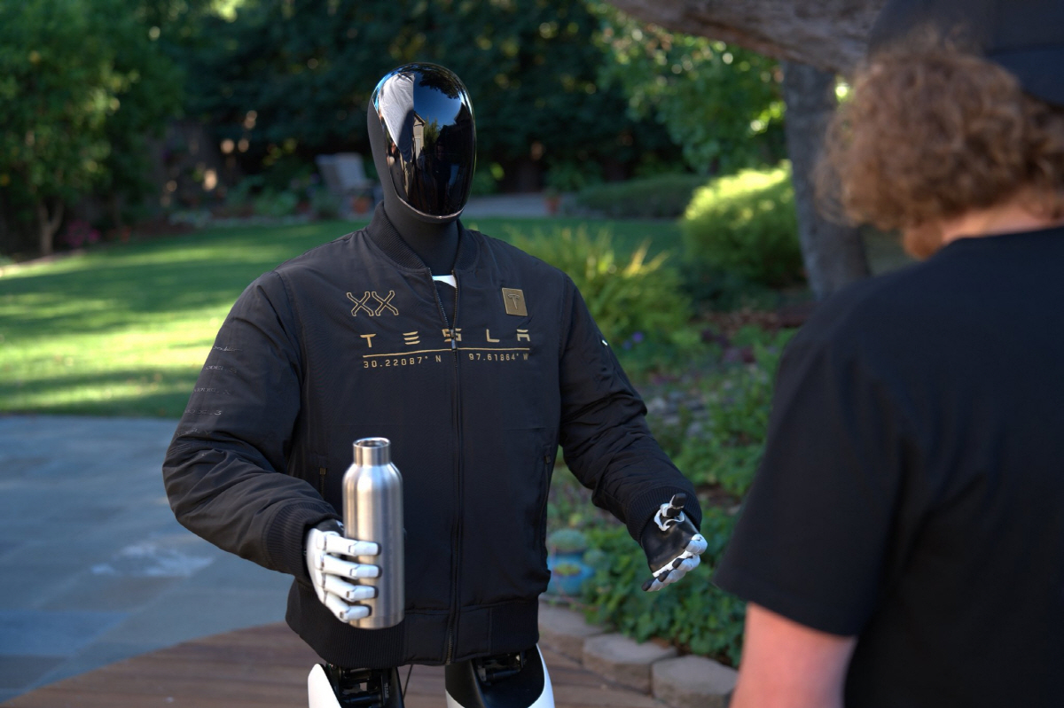 ▲테슬라 휴머노이드 로봇 옵티머스가 이용자와 대화하고 있다. (출처 테슬라 옵티머스 엑스)