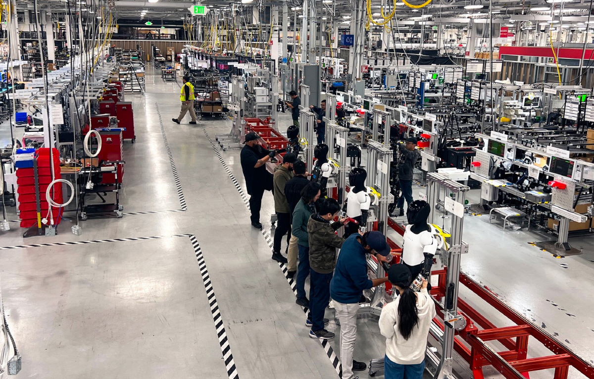 ▲테슬라 옵티머스 공장에서 로봇이 조립되고 있다. (출처 테슬라 옵티머스 엑스)