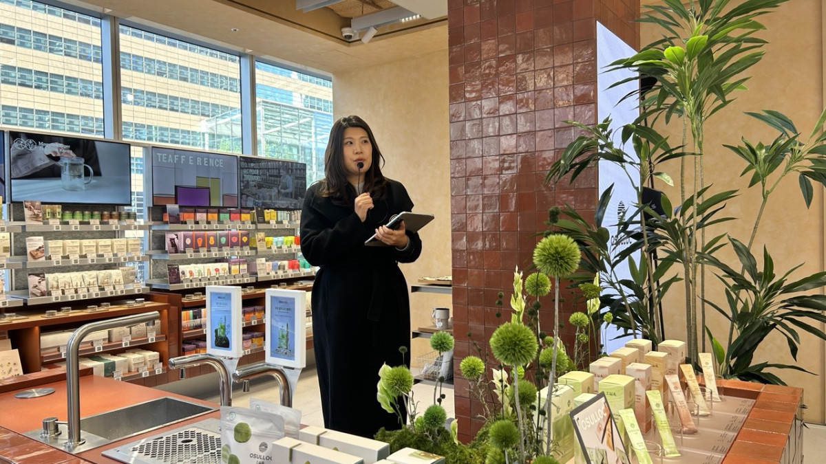 ▲올리브영 관계자가 올리브베러 1호점 오설록 코너에서 매장을 설명하고 있다. (사진=연희진 기자)