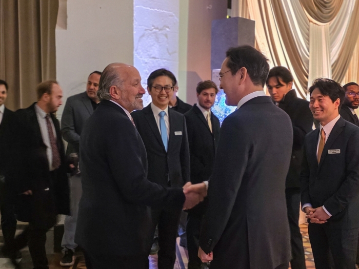 ▲이재용 삼성전자 회장이 28일(현지시간) 미국 워싱턴DC 스미스소니언 예술산업관에서 열린 전시 폐막을 기념하는 갈라 디너에서 하워드 러트닉 미국 상무부 장관과 악수하고 있다. (삼성전자 제공,)