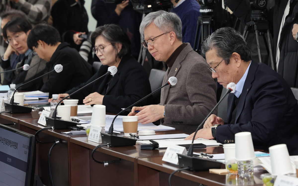 ▲27일 서울 서초구 건강보험심사평가원 전문가자문회의장에서 열린 제5차 보건의료정책심의위원회에서 김택우 의협회장 등의 참석자들이 정은경 보건복지부 장관의 발언을 듣고 있다. (사진제공=연합뉴스)