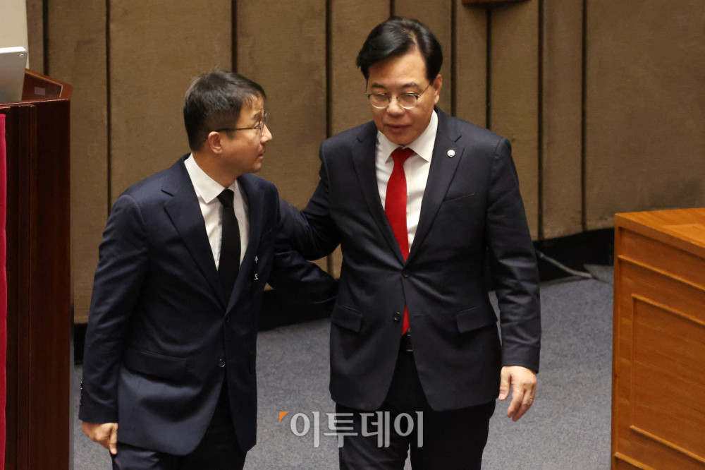 ▲29일 서울 여의도 국회에서 열린 본회의에서 한병도(왼쪽) 더불어민주당 원내대표와 송언석 국민의힘 원내대표가 대화하고 있다. 고이란 기자 photoeran@