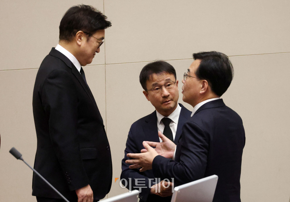 ▲우원식(왼쪽) 국회의장이 29일 서울 여의도 국회에서 열린 본회의에서 한병도(가운데) 더불어민주당 원내대표, 송언석 국민의힘 원내대표와 대화하고 있다. 고이란 기자 photoeran@