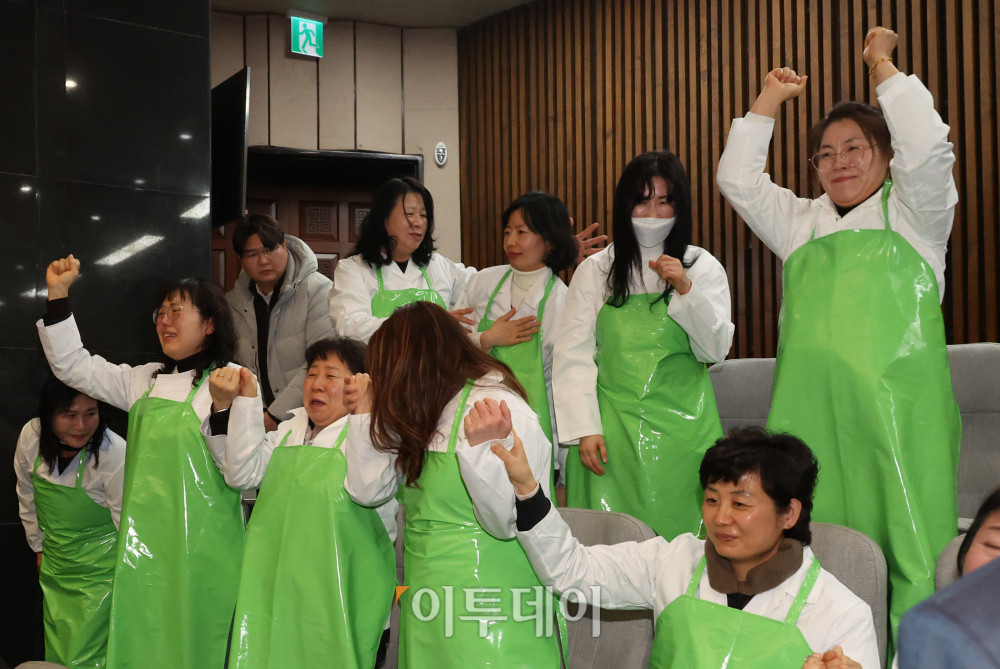 ▲29일 서울 여의도 국회에서 열린 본회의에서 학교급식법 일부개정안이 가결되자 급식 노동자들이 기뻐하고 있다. 고이란 기자 photoeran@