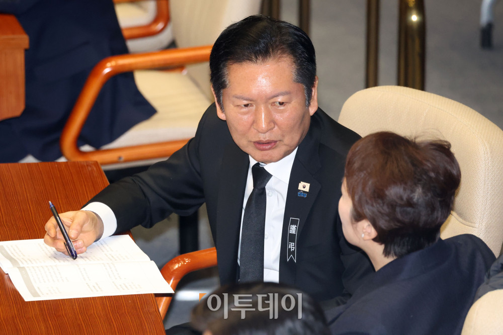 ▲정청래 더불어민주당 대표가 29일 서울 여의도 국회에서 열린 본회의에서 이언주 의원과 대화하고 있다. 고이란 기자 photoeran@