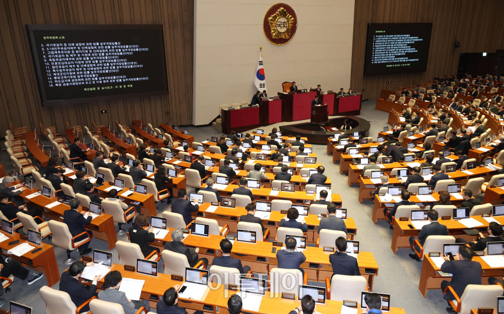 ▲29일 서울 여의도 국회 본회의에서 우원식 국회의장과 여야 의원들이 비쟁점 민생법안을 처리하고 있다. 고이란 기자 photoeran@