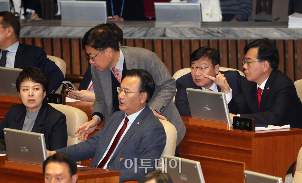 ▲29일 서울 여의도 국회에서 열린 본회의에서 송언석(오른쪽) 국민의힘 원내대표를 비롯한 의원들이 대화하고 있다. 고이란 기자 photoeran@