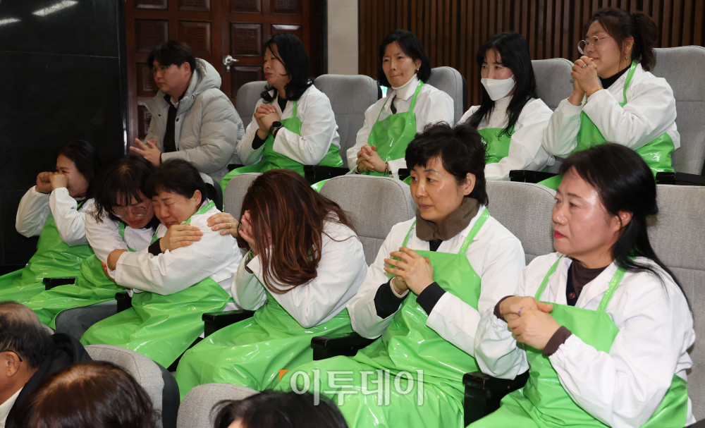 ▲29일 서울 여의도 국회에서 열린 본회의에서 학교급식법 일부개정안이 가결되자 급식 노동자들이 기뻐하고 있다. 고이란 기자 photoeran@