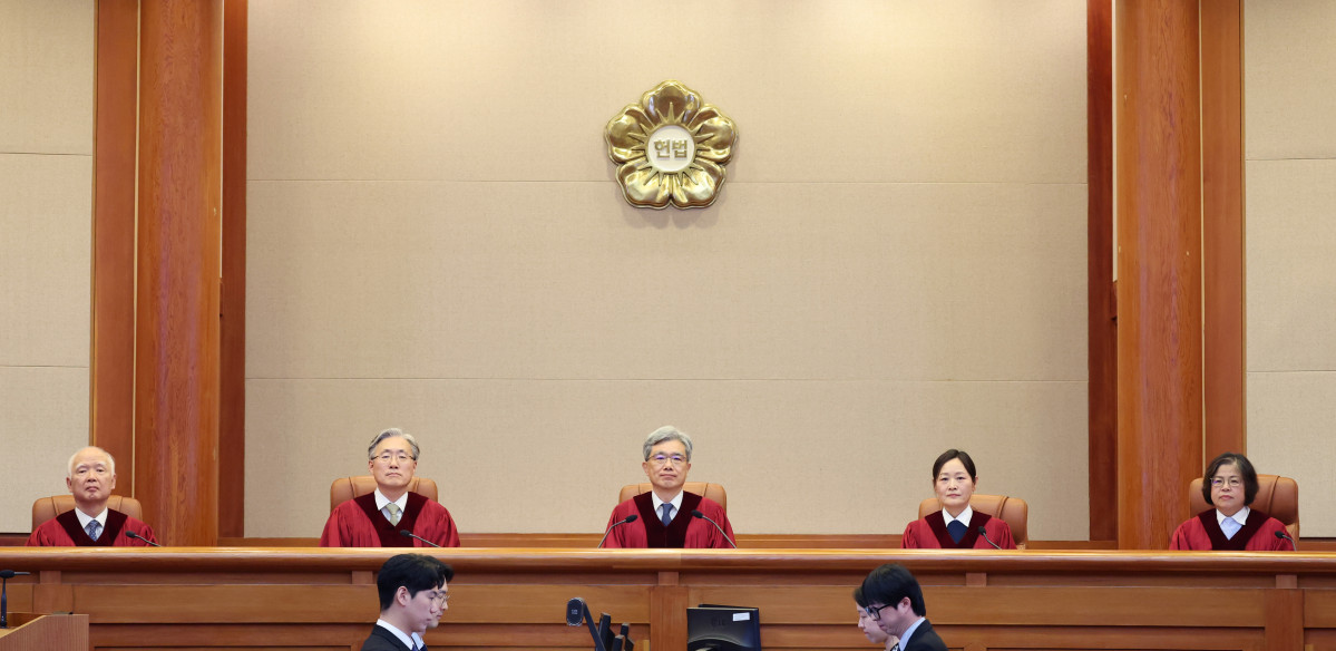 ▲김상환 헌법재판소장을 비롯한 헌법재판관들이 29일 오후 서울 종로구 헌법재판소 대심판정에서 열린 1월 심판사건 선고를 위해 입장해 착석하고 있다. (뉴시스)