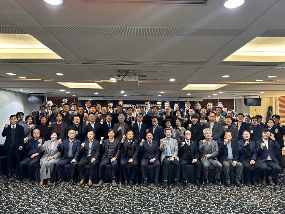 ▲김용태(앞줄 왼쪽에서 일곱 번째) GA협회장이 29일 서울 프레스센터에서 열린 '보험대리점 금융소비자 보호를 위한 실천 협약식'에서 참석자들과 기념 촬영을 하고 있다. (사진제공 = GA협회)