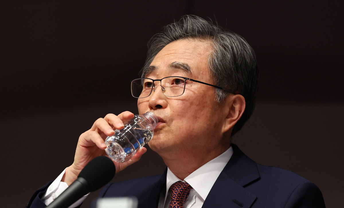 ▲[서울=뉴시스] 최진석 기자 = 조현 외교부 장관이 29일 오전 서울 중구 한국프레스센터에서 열린 관훈클럽 초청 토론회에서 물을 마시고 있다. 2026.01.29. myjs@newsis.com