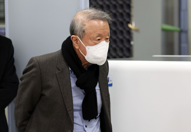 ▲홍원식 전 남양유업 회장이 29일 서울중앙지법에서 열린 특정경제범죄 가중처벌법상 횡령·배임, 배임수재 등 혐의 사건 선고 공판을 마친 뒤 밖으로 나서고 있다. (연합뉴스)