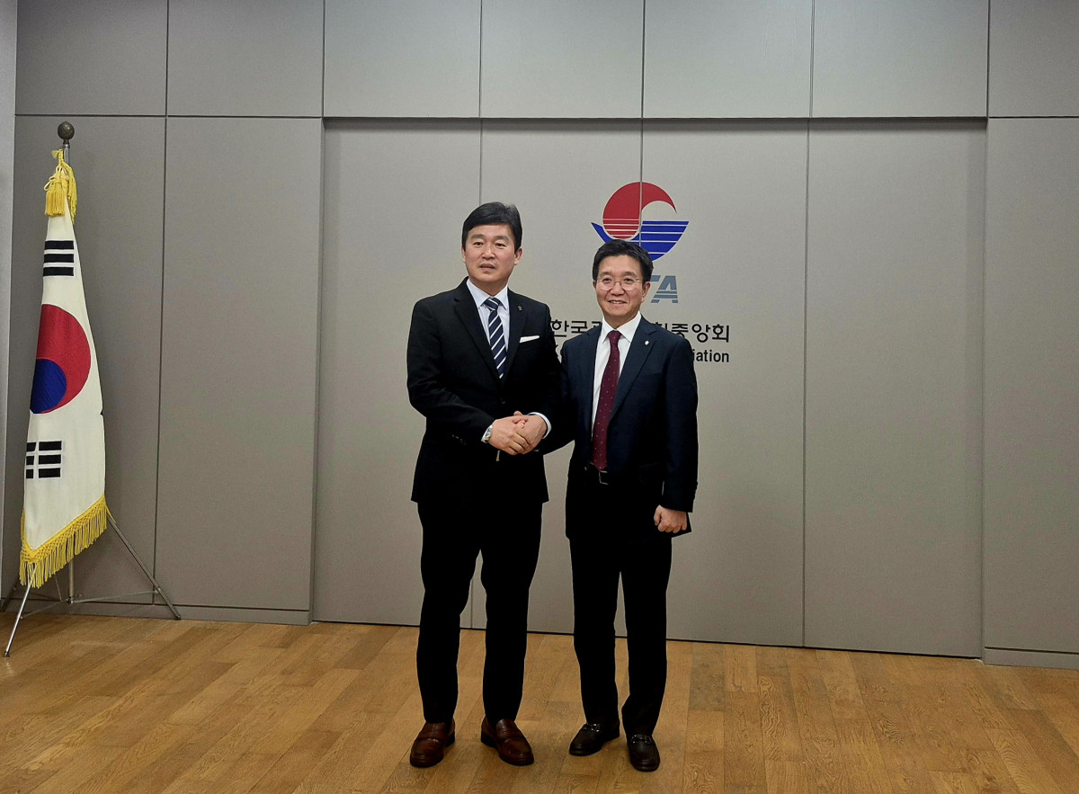 ▲박성혁 한국관광공사 사장이 29일 한국관광협회중앙회를 방문해 이경수 회장과 기념 촬영을 하고 있다. (사진제공=한국관광협회중앙회)