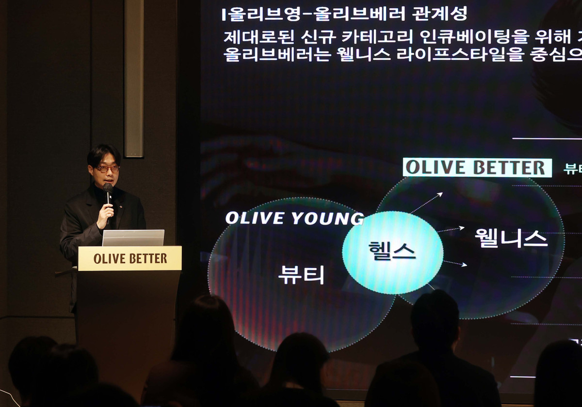 ▲29일 서울 종로구에서 열린 올리브베러 1호점 오픈 간담회에서 이동근 CJ올리브영 신성장리테일사업담당 경영리더가 사업을 설명하고 있다. (사진제공=CJ올리브영)