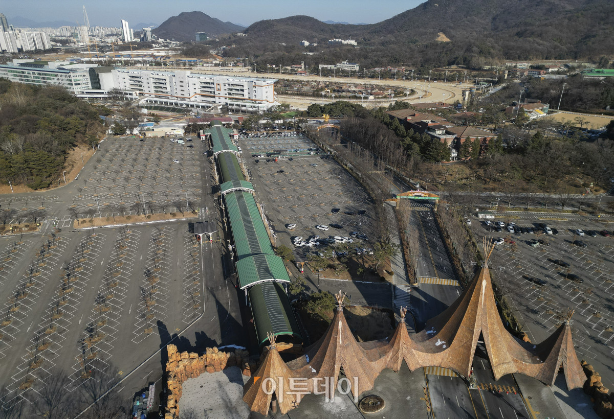 ▲정부가 29일 9·7 부동산 공급대책의 후속 조치로 발표한 도심 주택공급 확대 및 신속화 방안을 발표했다. 방안에 따르면 수도권 도심 핵심 입지의 공공부지와 노후청사를 활용해 20303년까지 6만 가구를 공급할 계획이다. 이날 정부가 신규 공공택지를 조성하기로 한 경기 과천시 마사회 소유의 경마장 부지 모습. 조현호 기자 hyunho@