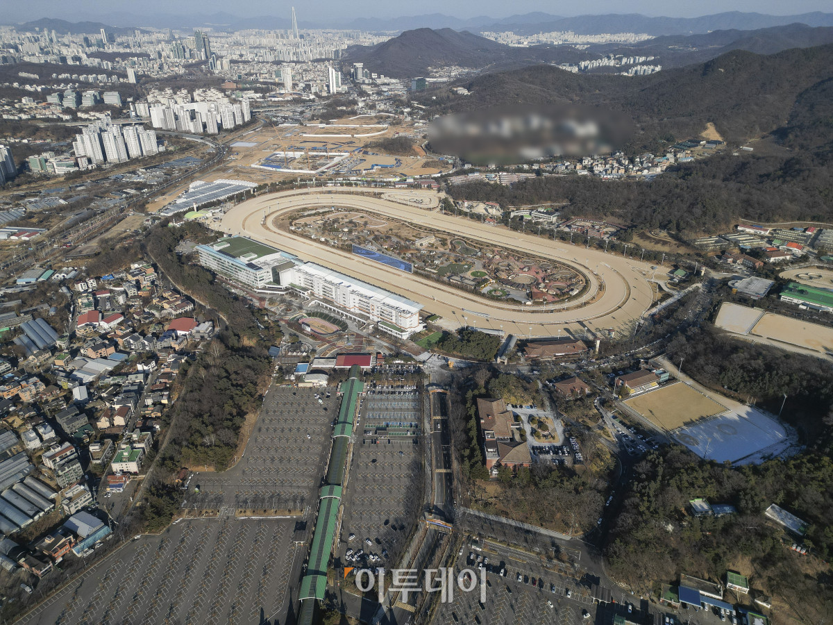 ▲정부가 29일 9·7 부동산 공급대책의 후속 조치로 발표한 도심 주택공급 확대 및 신속화 방안을 발표했다. 방안에 따르면 수도권 도심 핵심 입지의 공공부지와 노후청사를 활용해 20303년까지 6만 가구를 공급할 계획이다. 이날 정부가 신규 공공택지를 조성하기로 한 경기 과천시 주암동 일대 모습. 조현호 기자 hyunho@