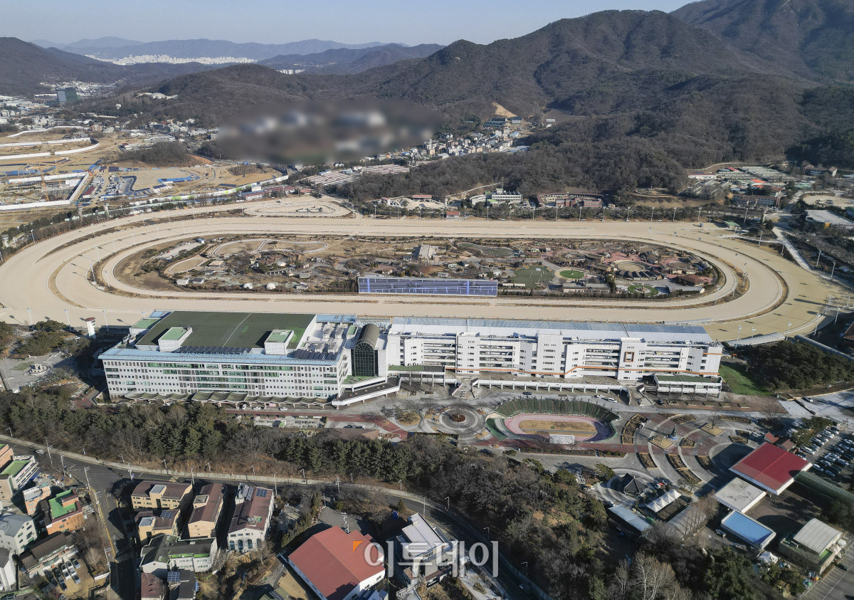 ▲정부가 29일 9·7 부동산 공급대책의 후속 조치로 발표한 도심 주택공급 확대 및 신속화 방안을 발표했다. 방안에 따르면 수도권 도심 핵심 입지의 공공부지와 노후청사를 활용해 20303년까지 6만 가구를 공급할 계획이다. 이날 정부가 신규 공공택지를 조성하기로 한 경기 과천시 마사회 소유의 경마장 부지 모습. 조현호 기자 hyunho@