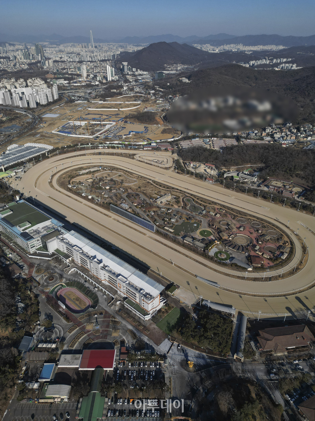 ▲정부가 29일 9·7 부동산 공급대책의 후속 조치로 발표한 도심 주택공급 확대 및 신속화 방안을 발표했다. 방안에 따르면 수도권 도심 핵심 입지의 공공부지와 노후청사를 활용해 20303년까지 6만 가구를 공급할 계획이다. 이날 정부가 신규 공공택지를 조성하기로 한 경기 과천시 주암동 일대 모습. 조현호 기자 hyunho@