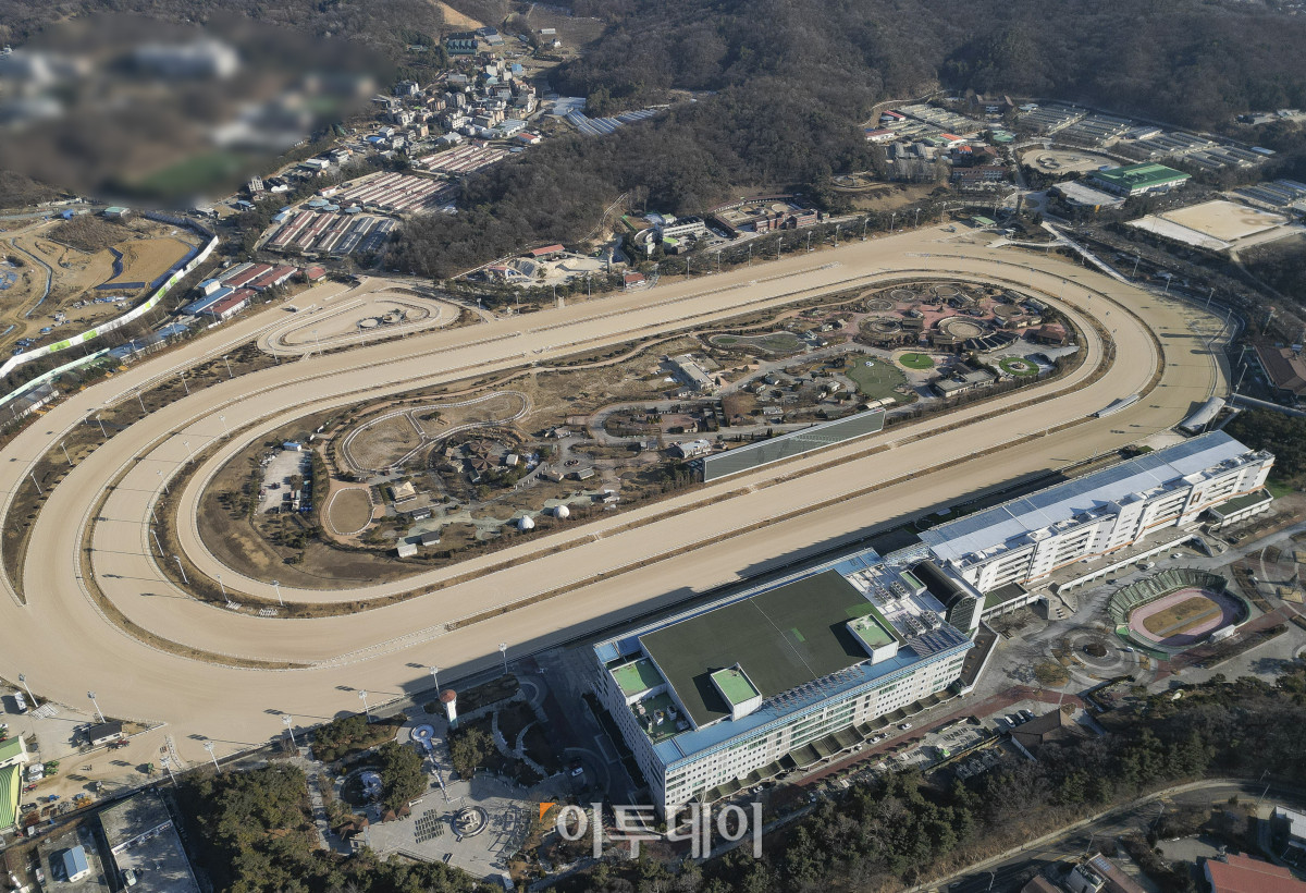 ▲정부가 29일 9·7 부동산 공급대책의 후속 조치로 발표한 도심 주택공급 확대 및 신속화 방안을 발표했다. 방안에 따르면 수도권 도심 핵심 입지의 공공부지와 노후청사를 활용해 20303년까지 6만 가구를 공급할 계획이다. 이날 정부가 신규 공공택지를 조성하기로 한 경기 과천시 마사회 소유의 경마장 부지 모습. 조현호 기자 hyunho@