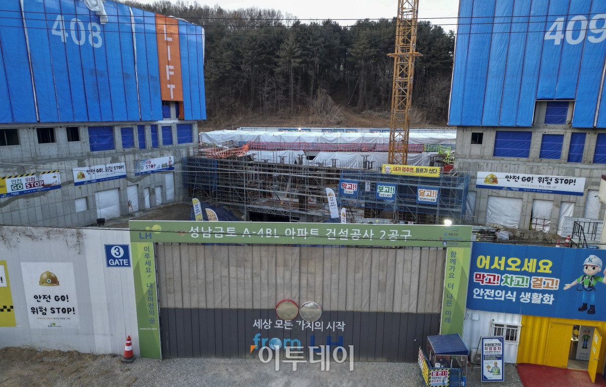 ▲정부가 29일 9·7 부동산 공급대책의 후속 조치로 발표한 도심 주택공급 확대 및 신속화 방안을 발표했다. 방안에 따르면 수도권 도심 핵심 입지의 공공부지와 노후청사를 활용해 20303년까지 6만 가구를 공급할 계획이다. 이날 정부가 신규 공공택지를 조성하기로 한 경기 성남금토 공공주택지구 모습. 조현호 기자 hyunho@