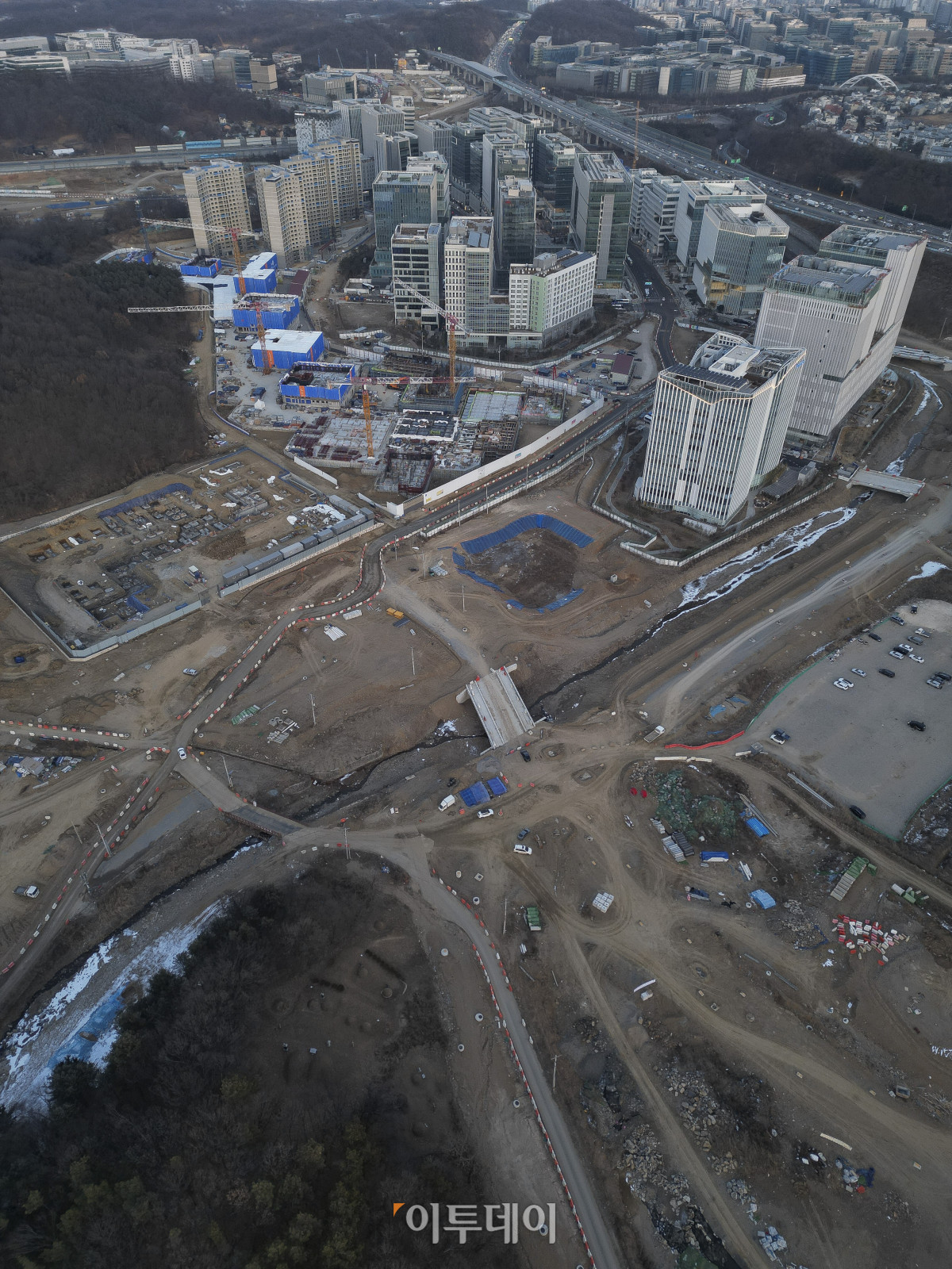 ▲정부가 29일 9·7 부동산 공급대책의 후속 조치로 발표한 도심 주택공급 확대 및 신속화 방안을 발표했다. 방안에 따르면 수도권 도심 핵심 입지의 공공부지와 노후청사를 활용해 20303년까지 6만 가구를 공급할 계획이다. 이날 정부가 신규 공공택지를 조성하기로 한 경기 성남금토 공공주택지구 모습. 조현호 기자 hyunho@