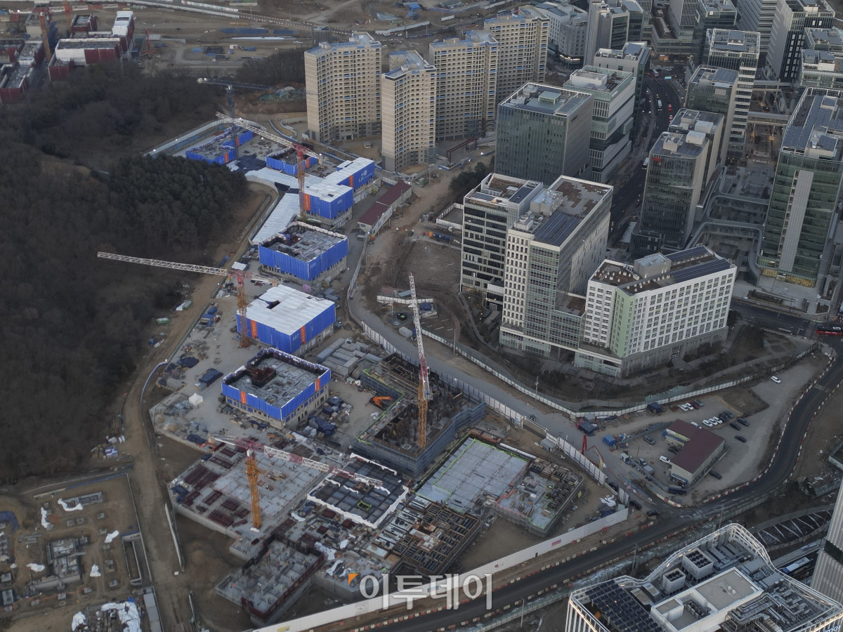 ▲정부가 29일 9·7 부동산 공급대책의 후속 조치로 발표한 도심 주택공급 확대 및 신속화 방안을 발표했다. 방안에 따르면 수도권 도심 핵심 입지의 공공부지와 노후청사를 활용해 20303년까지 6만 가구를 공급할 계획이다. 이날 정부가 신규 공공택지를 조성하기로 한 경기 성남금토 공공주택지구 모습. 조현호 기자 hyunho@