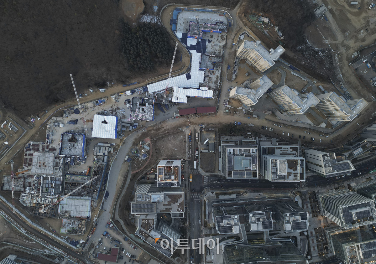 ▲정부가 29일 9·7 부동산 공급대책의 후속 조치로 발표한 도심 주택공급 확대 및 신속화 방안을 발표했다. 방안에 따르면 수도권 도심 핵심 입지의 공공부지와 노후청사를 활용해 20303년까지 6만 가구를 공급할 계획이다. 이날 정부가 신규 공공택지를 조성하기로 한 경기 성남금토 공공주택지구 모습. 조현호 기자 hyunho@