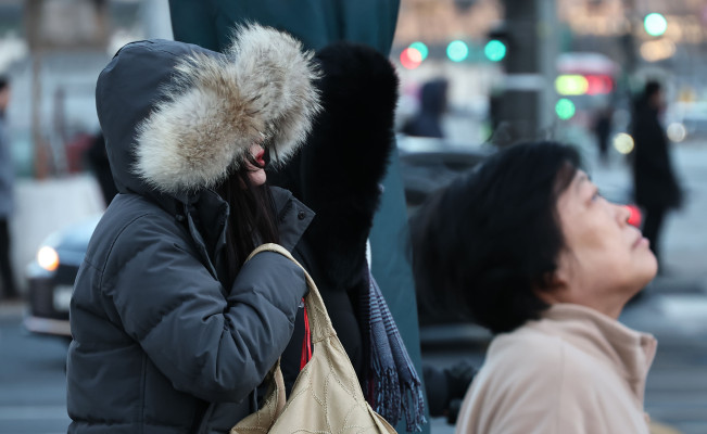 ▲21일 서울 종로구 광화문광장 세종대로사거리에서 출근길 시민들이 발걸음을 옮기고 있다. (연합뉴스)