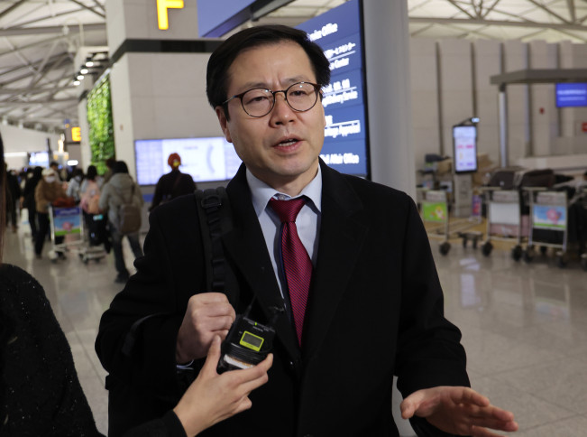 ▲미국 측과 통상 현안 논의를 위해 미국을 방문하는 여한구 통상교섭본부장이 29일 인천국제공항 1터미널을 통해 출국하고 있다. (연합뉴스)
