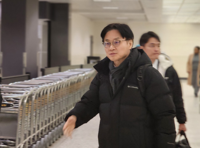 ▲김정관 산업통상부 장관이 28일(현지시간) 밤 '트럼프 관세' 대응을 위해 워싱턴DC 인근 덜레스국제공항을 통해 미국을 방문하고 있다. (연합뉴스)