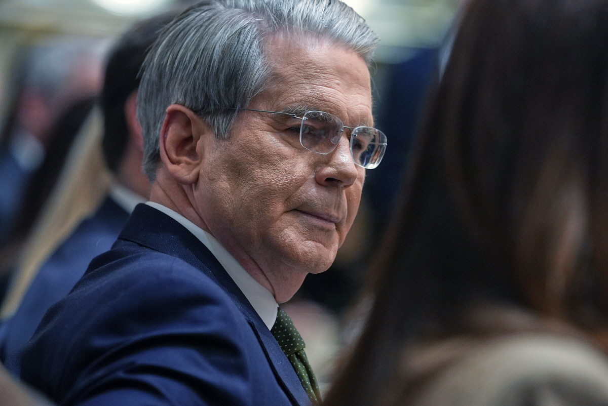 ▲스콧 베센트 재무장관이 29일(현지시간) 워싱턴D.C. 백악관에서 열린 각료회의에서 발언을 듣고 있다. 워싱턴D.C./AP연합뉴스