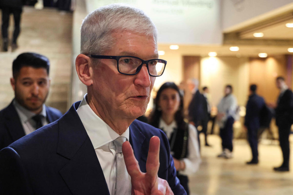 ▲팀 쿡 애플 최고경영자(CEO)가 20일(현지시간) 스위스 다보스에서 열린 세계경제포럼(WEF) 연례 회의 현장에서 손짓하고 있다. (다보스/AFP연합뉴스)