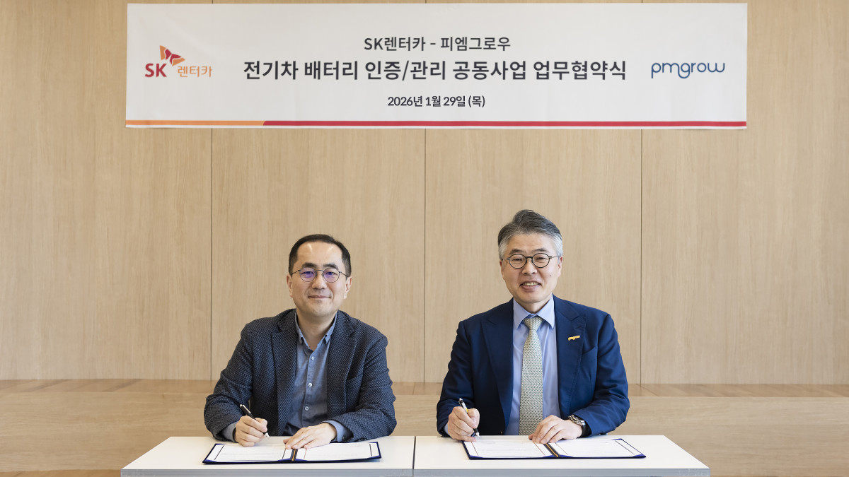 ▲서울 중구 SK렌터카 본사에서 박재홍 피엠그로우 대표이사와 이정환 SK렌터카 대표이사(왼쪽)가 데이터 기반 전기차 배터리 서비스 업무 협약을 체결하고 기념 촬영을 하고 있다. (자료제공=SK렌터카)