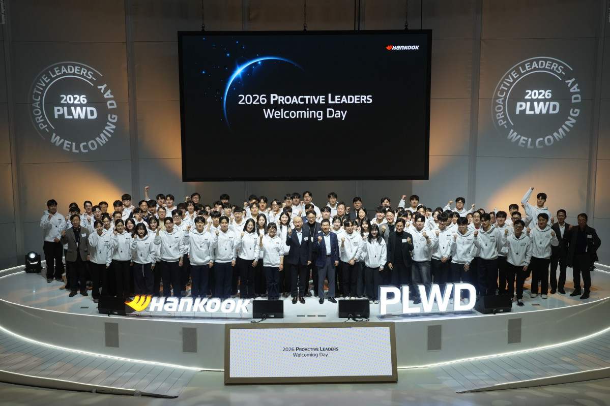 ▲지난 29일 대전광역시 유성구 한국테크노돔에서 개최된 ‘2026 프로액티브 리더스 웰커밍 데이’에서 한국앤컴퍼니그룹 신입사원과 임직원이 기념촬영을 하고 있다. (사진=한국앤컴퍼니그룹)