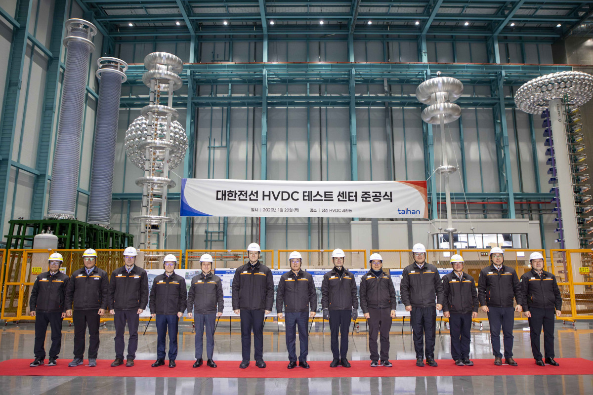 ▲대한전선이 HVDC 테스트 센터 준공식을 개최했다. 왼쪽 여섯번째부터 호반그룹 김대헌 기획총괄사장, 대한전선 송종민 부회장, 김준석 부사장 (사진제공-대한전선)
