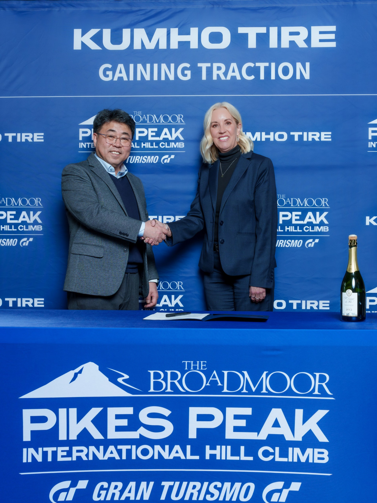 ▲(왼쪽부터) 윤장혁 금호타이어 북미마케팅부문 상무, 멜리사 아이크호프 PPIHC CEO가 MOU 체결한 뒤 사진촬영을 하고 있다. (자료제공=금호타이어)