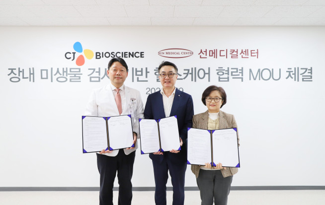 ▲(왼쪽부터) 29일 김의순 유성선병원 병원장, 오귀흥 CJ바이오사이언스 경영리더, 남선우 대전선병원 병원장이 업무협약을 체결하고 기념촬영을 하고 있다. (사진제공=CJ바이오사이언스)