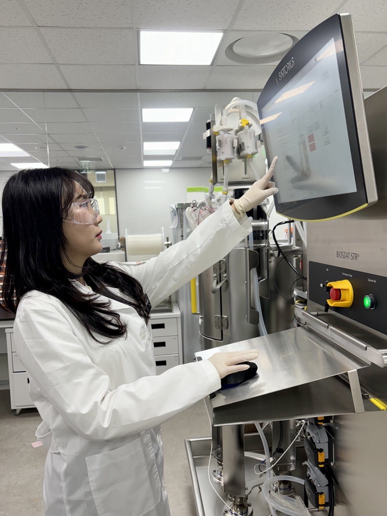 ▲듀셀 연구원이 50L 규모 배양기에서 인공혈소판을 생산하는 모습. (사진제공=듀셀)