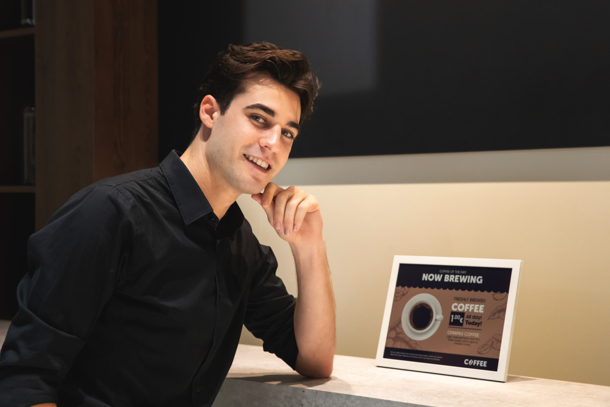 ▲삼성전자 모델이  A4 종이 크기 수준의 13형 '삼성 컬러 이페이퍼'를 소개하고 있다.  (사진제공-삼성전자)