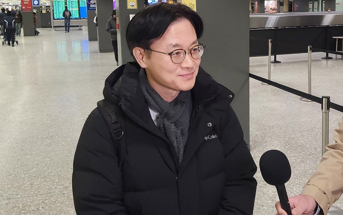 ▲정관 산업통상부 장관이 28일(현지시간) 밤 '트럼프 관세' 대응을 위해 워싱턴DC 인근 덜레스국제공항을 통해 미국을 방문해 한국 취재진과 인터뷰하고 있다. (사진제공=연합뉴스)