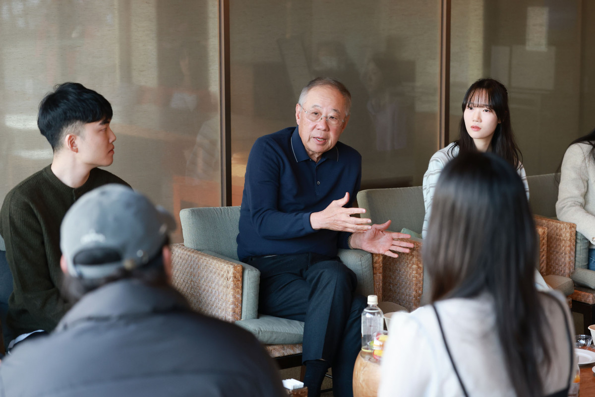 ▲류진 한국경제인협회 회장이 30일 강릉 라카이샌드파인 리조트에서 '퓨처리더스캠프' 과정을 통해 선발된 청년 대표 10인을 초대해 간담회를 가졌다. 이번 행사는 차세대 리더로 성장할 청년들의 생생한 목소리를 직접 듣고, 미래세대를 위한 경제계의 역할을 모색하기 위해 마련되었으며, 대학생, 취업준비생, 창업가, 군 장교, 부사관  등 다양한 배경을 가진 청년들이 참석했다. (한경협)