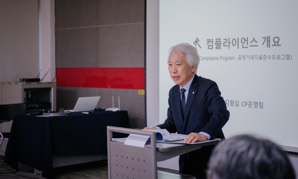 ▲유태호 태광산업 대표가 29일 대전연수원에서 진행된 '승진자 교육'에서 2026년을 지속 가능한 성장 기반을 확보하는 해로 만들겠다고 강조하고 있다.  (태광산업)