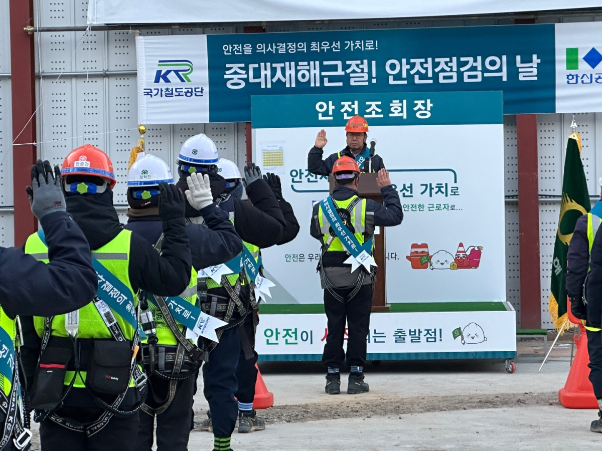 ▲전재식 한신공영 대표이사가 지난 27일 GTX-B 제2공구 건설현장에서 열린 ‘안전의 날’ 행사에서 임직원들과 선서를 하고 있다. (한신공영)