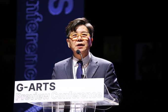 ▲김상회 경기아트센터 사장이 'G-ARTS 프리뷰 컨퍼런스'에서 2026년 '작동하는 혁신' 비전을 발표하고 있다. (경기아트센터)