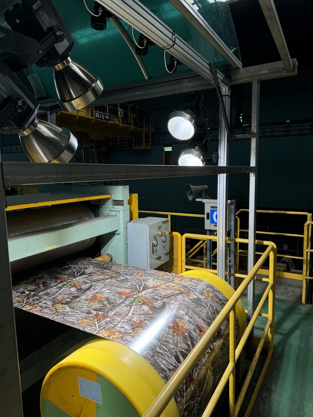 ▲동국씨엠 부산공장 컬러강판 생산라인에 AI기반 표면 결함 검출 기술 ‘DK SDD’가 적용된 모습. (동국제강)