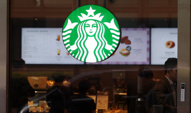 ▲2024년 10월 28일 오후 서울 시내 한 스타벅스에서 시민들이 음료를 주문하고 있다. (뉴시스)