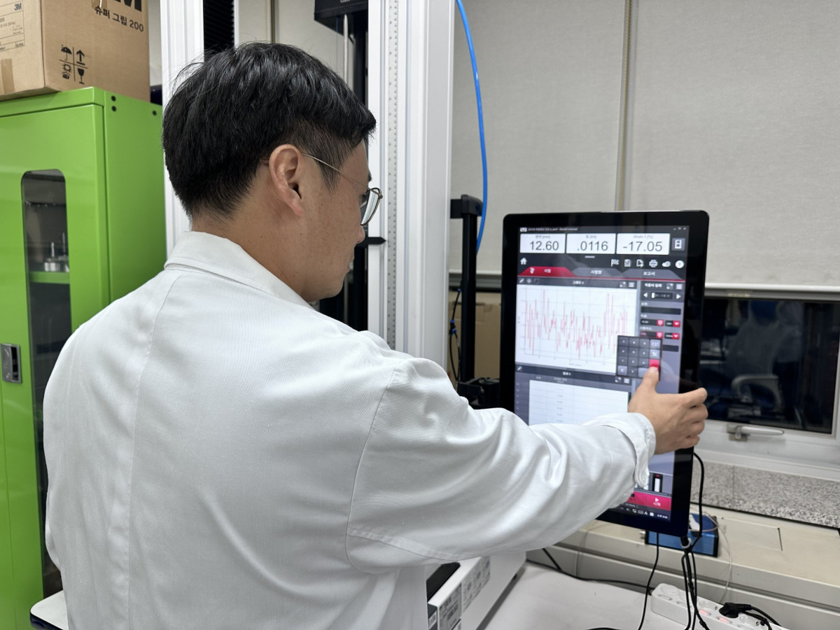 ▲KTL 직원이 인장 및 압축시험기의 속도를 측정하고 있다. (사진제공=KTL)