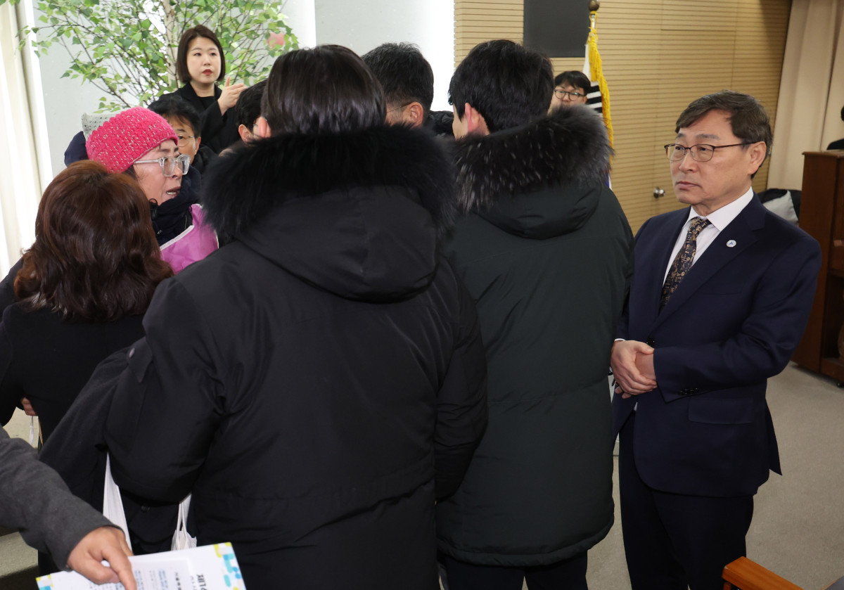 ▲지혜복 교사가 26일 오전 서울 중구 시청 서소문청사에서 열린 제11회 학생인권의 날 기념식에서 정근식 교육감에게 항의하고 있다. (뉴시스)