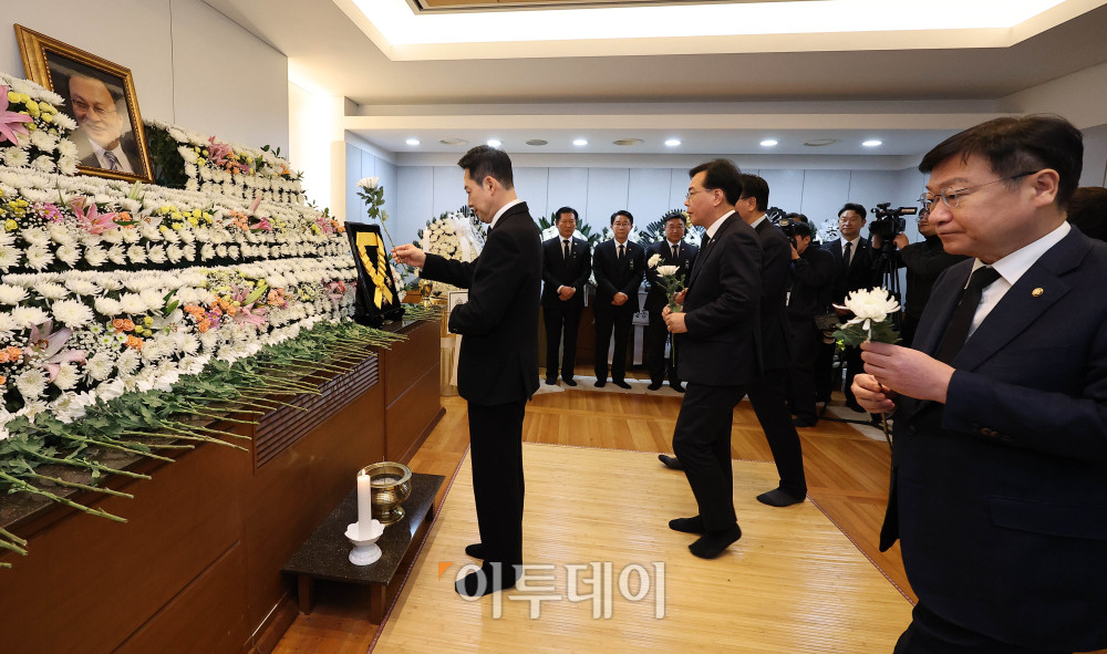 ▲국민의힘 장동혁 대표와 송언석 원내대표 등 지도부가 30일 오전 서울 종로구 서울대학교병원 장례식장에 마련된 故 이해찬 전 국무총리의 빈소를 찾아 조문하고 있다. 2026.01.30. 사진공동취재단